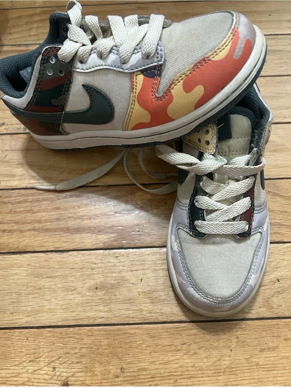Kids Nike Low-Top Sneakers in Beige with Orange Flame Detail